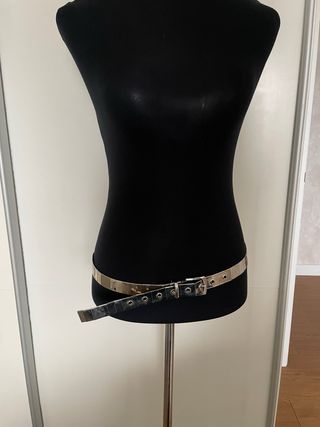 Cinturón metálico plateado