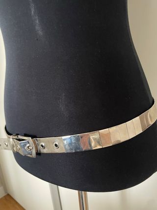 Cinturón metálico plateado