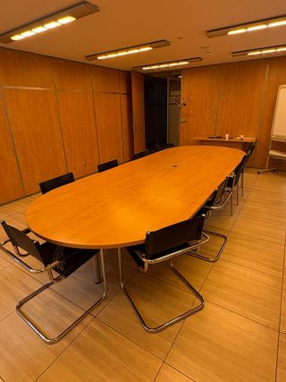 Mesa de reuniones ovalada de madera