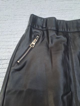 Falda efecto cuero Bershka negra Talla XS