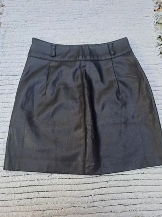 Falda efecto cuero Bershka negra Talla XS
