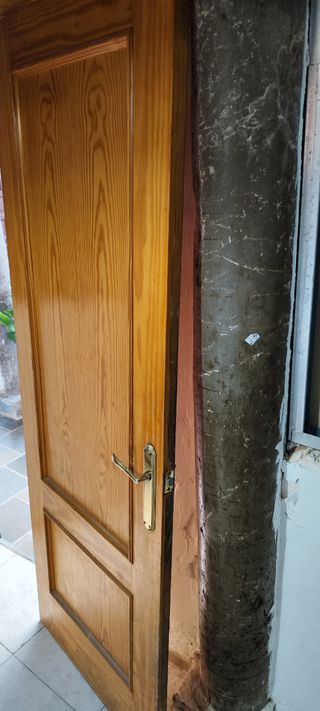 Puerta de madera con manilla dorada