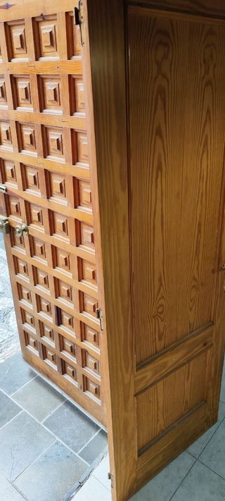 Puerta de madera con manilla dorada