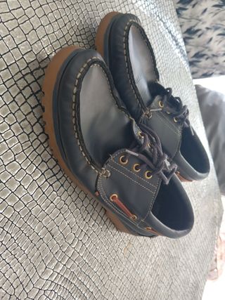 Zapatos náuticos de piel negros y marrones