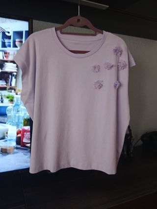 Camiseta lila con flores