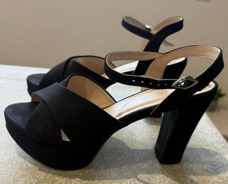 Sandalias de tacón negras de ante.