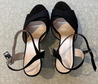 Sandalias de tacón negras de ante.