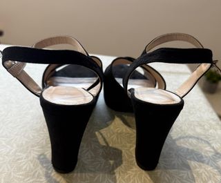 Sandalias de tacón negras de ante.