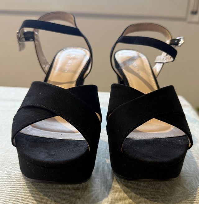 Sandalias de tacón negras de ante.