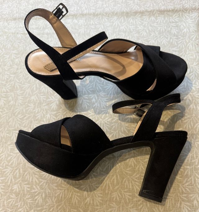 Sandalias de tacón negras de ante.