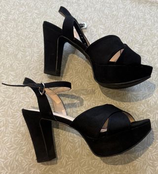 Sandalias de tacón negras de ante.