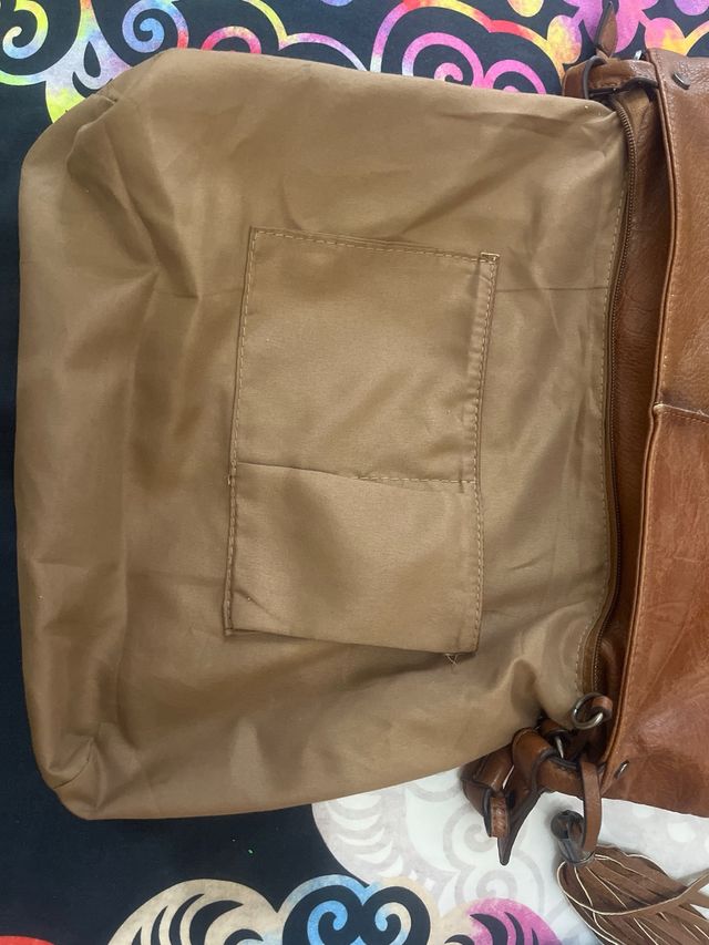 Bolso de piel marrón con flecos