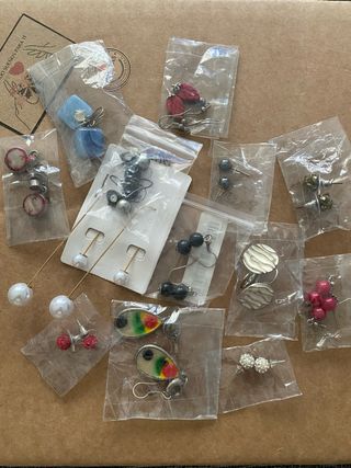 Lote 13 pares de pendientes