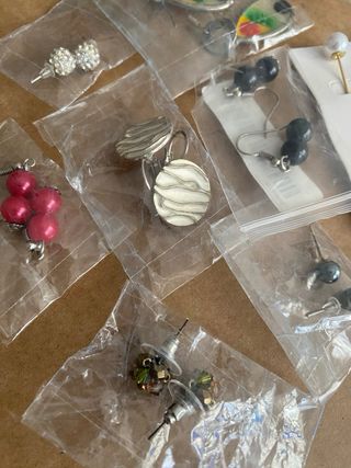 Lote 13 pares de pendientes