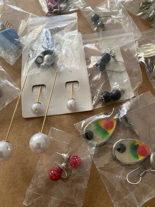Lote 13 pares de pendientes