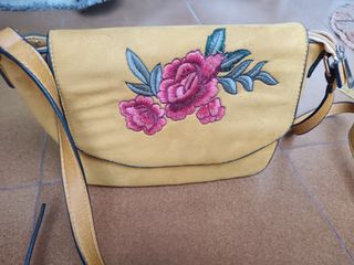 Bolso de terciopelo con flores bordadas