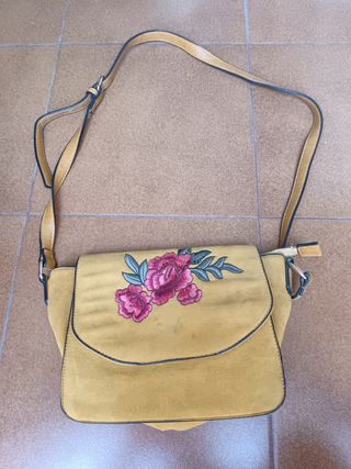 Bolso de terciopelo con flores bordadas