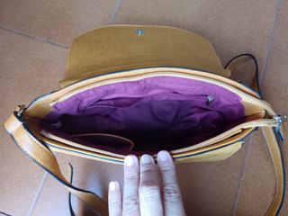 Bolso de terciopelo con flores bordadas
