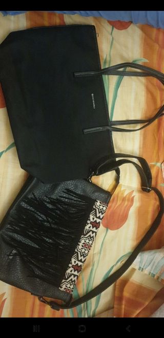 Dos bolsos negros y multicolor