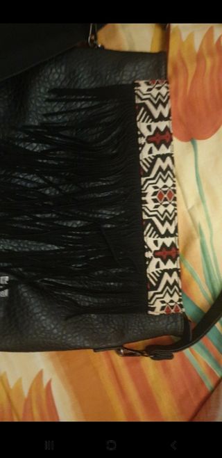 Dos bolsos negros y multicolor