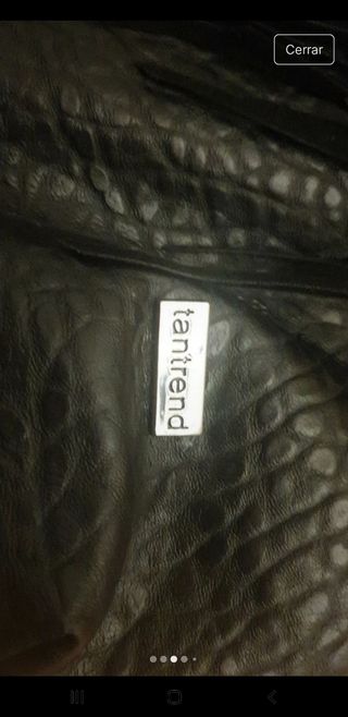 Dos bolsos negros y multicolor