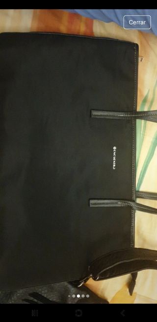 Dos bolsos negros y multicolor