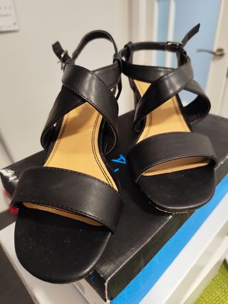 Sandalias negras de tacón