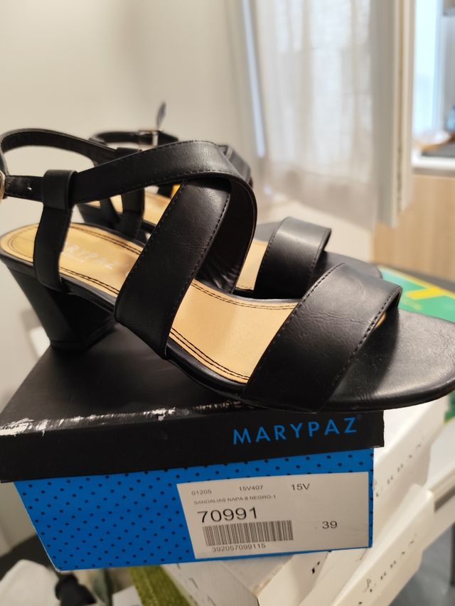 Sandalias negras de tacón