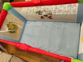 Cuna de viaje / Parque infantil rojo