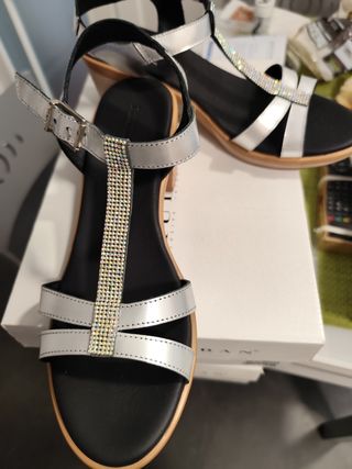 Sandalias plateadas con pedrería