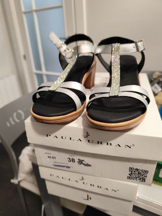 Sandalias plateadas con pedrería