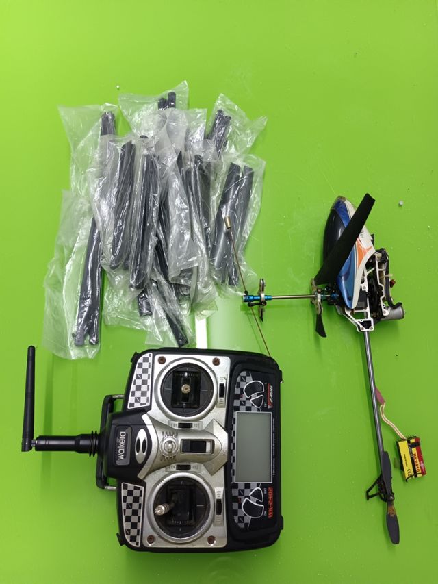 Helicóptero Walkera con mando y repuestos