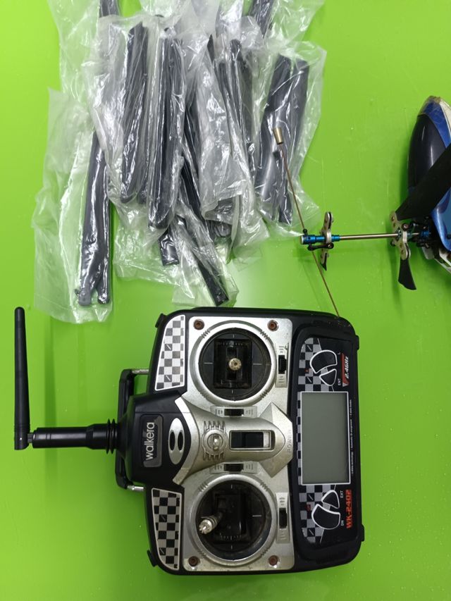 Helicóptero Walkera con mando y repuestos
