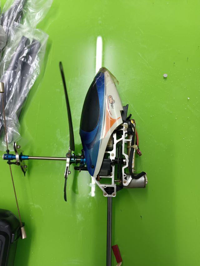 Helicóptero Walkera con mando y repuestos