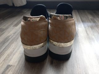 Zapatillas Michael Kors Negras y Doradas