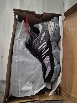 Zapatillas New Balance 9060 negras y grises