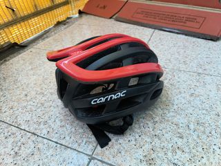Casco de bicicleta Carnac rojo y negro