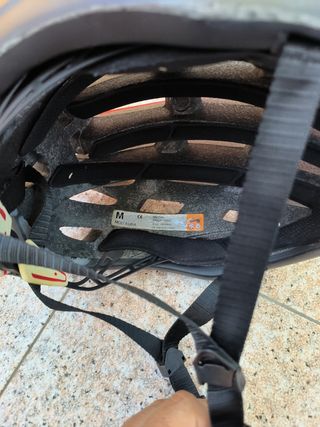 Casco de bicicleta Carnac rojo y negro