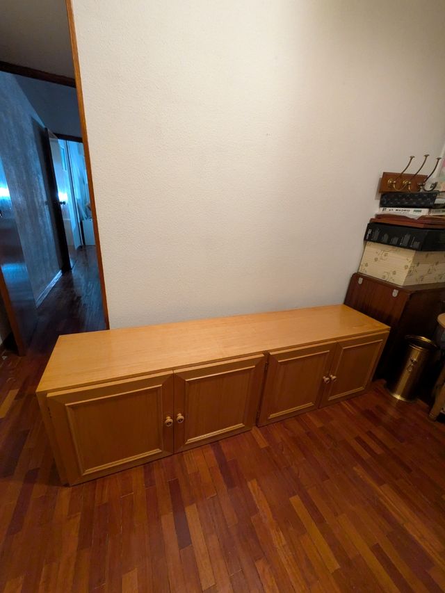 Mueble bajo de madera