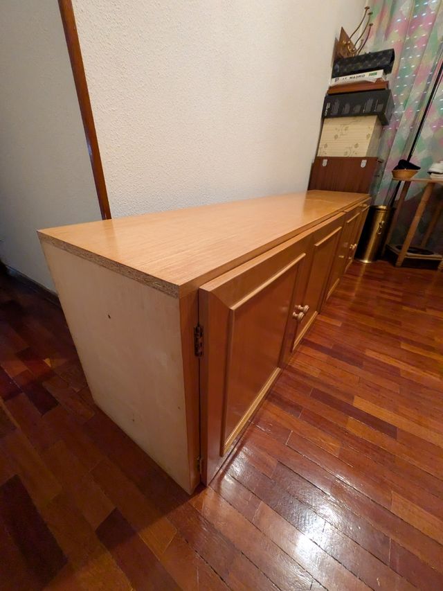 Mueble bajo de madera