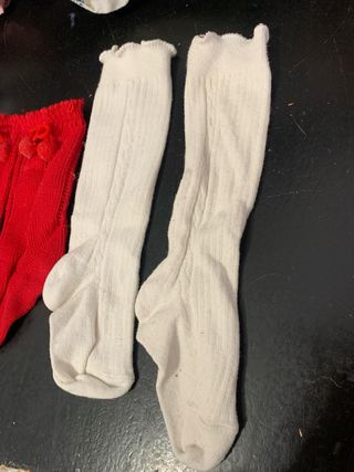 Calcetines bebé blancos y rojos