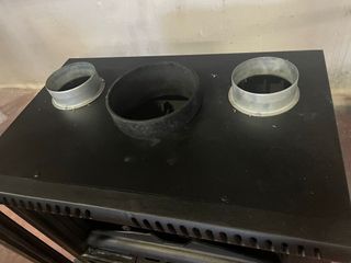 Chimenea de metal negra con puerta de cristal