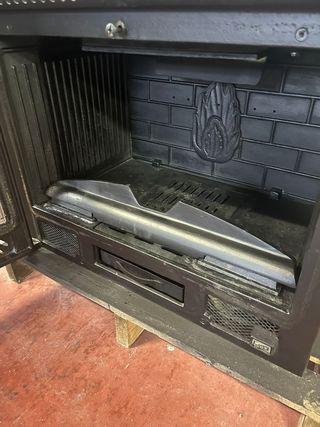 Chimenea de metal negra con puerta de cristal