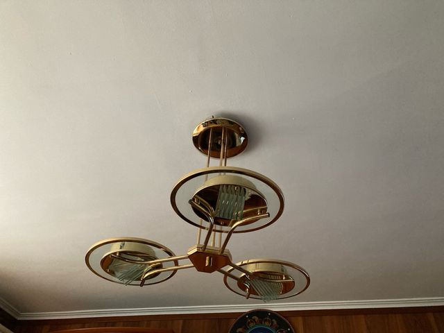 Lámpara de salón dorada y transparente