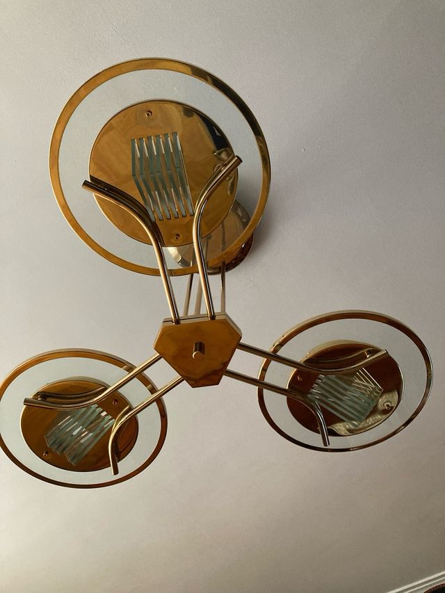 Lámpara de salón dorada y transparente