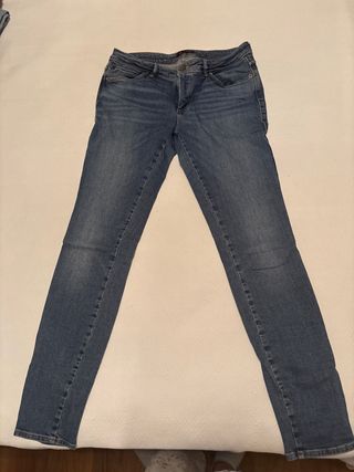 Vaqueros azules de mujer