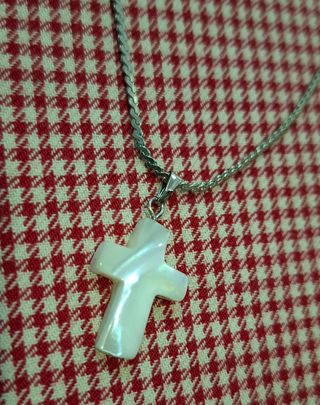 Colgante Cruz Nácar con Cadena Plateada