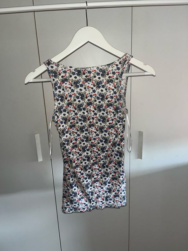 Camiseta tirantes floral Pull&Bear Talla S