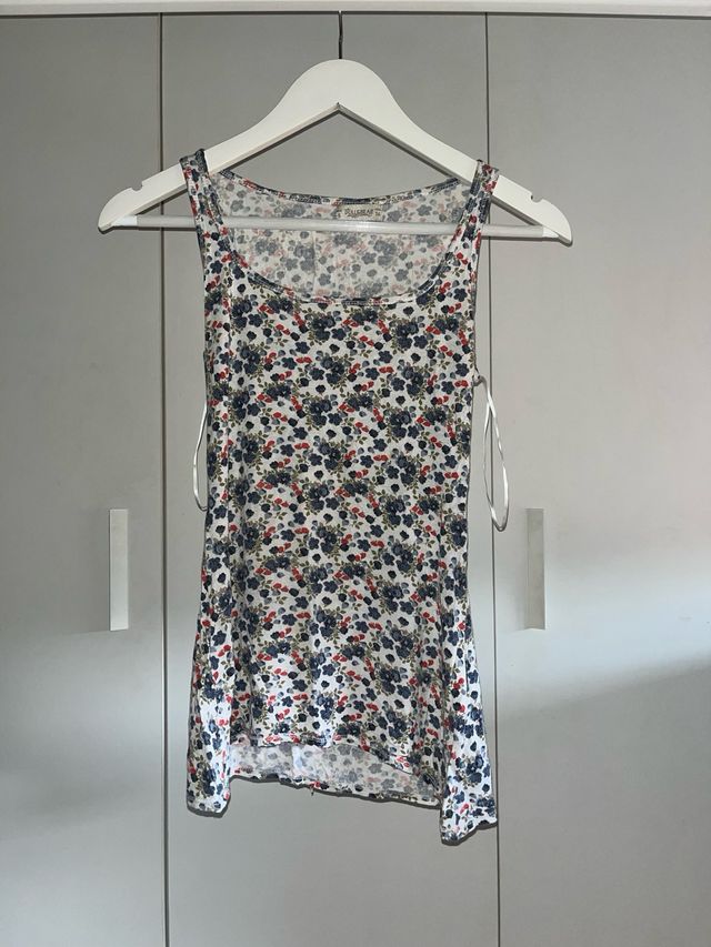 Camiseta tirantes floral Pull&Bear Talla S