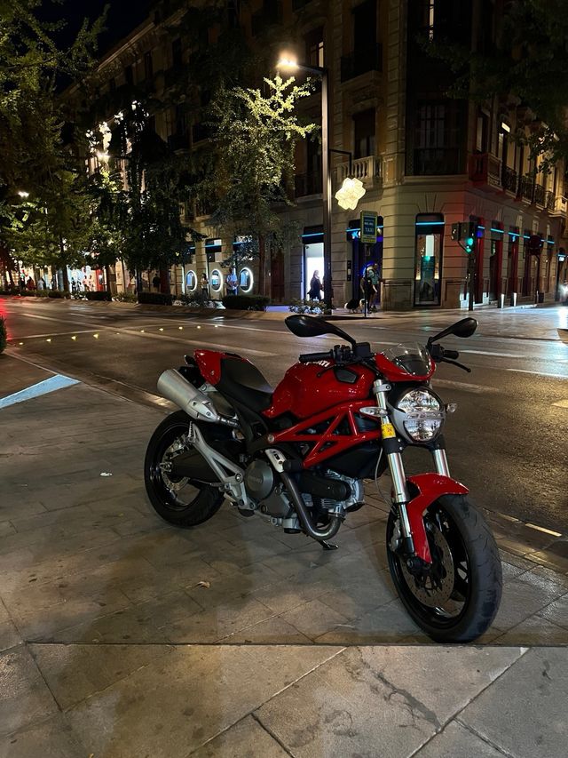 Ducati Monster 696